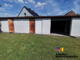 Dom z zabudowaniami - PoŁęcko